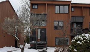 un condominio con neve di fronte di Unit 33 - 4 bedrooms - Sleeps 10 a Bélanger