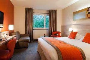 Postel nebo postele na pokoji v ubytování Kyriad Hotel Strasbourg Lingolsheim + 16 fotografií