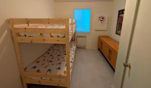 una camera da letto con due letti a castello e una finestra di Unit 33 - 4 bedrooms - Sleeps 10 a Bélanger