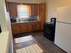 Perfect for Travel Nurses Quiet في كلاركسبورغ: مطبخ مع ثلاجة بيضاء وخزائن خشبية +15 صورة