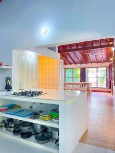 Casa San Miguel Frente al Mar في San Silvestre: مطبخ مع موقد وطاولة عمل