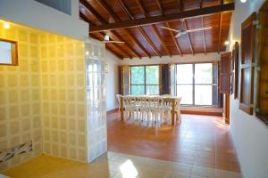 Casa San Miguel Frente al Mar في San Silvestre: غرفة طعام مع طاولة وكراسي +35 صورة