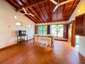 Casa San Miguel Frente al Mar في San Silvestre: غرفة طعام مع طاولة وكراسي