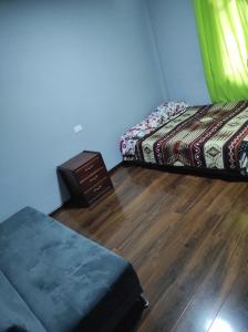 Un dormitorio con dos camas y una cómoda. en CASA ECUADOR Riobamba Chimborazo, en Riobamba