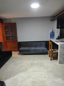 una sala de estar con un sofá y una mesa en CASA ECUADOR Riobamba Chimborazo, en Riobamba