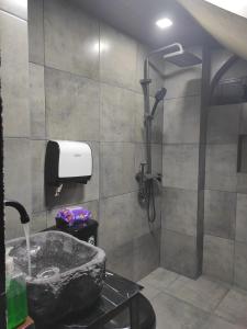 y baño con ducha y lavabo de piedra. en CASA ECUADOR Riobamba Chimborazo, en Riobamba