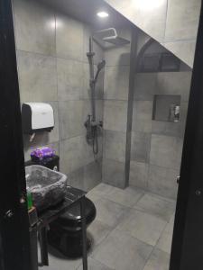 Un baño con ducha, inodoro y lavabo. en CASA ECUADOR Riobamba Chimborazo, en Riobamba 7 fotos más