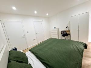 Postel nebo postele na pokoji v ubytování The Romford Luxe Haven - Fully Furnished 2BR