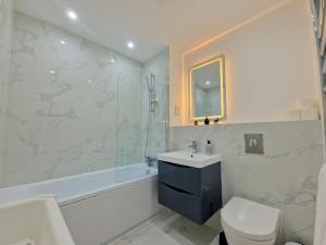 Koupelna v ubytování The Romford Luxe Haven - Fully Furnished 2BR + 21 fotografií