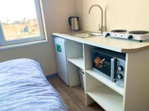 een kleine keuken met een spoelbak en een fornuis bij Bruges by the Beach in Blankenberge