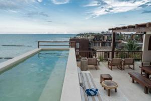 Piscina de la sau aproape de Hotel Boutique Casa Muuch Holbox