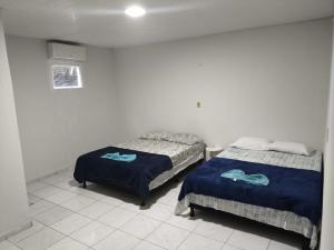 een slaapkamer met twee bedden in een kamer bij Ouro branco Mossoró RN in Mossoró