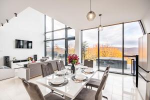 Χώρος καθιστικού στο Scenic view - Sauna - Spacious