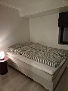En eller flere senge i et værelse på Senja Laukhella