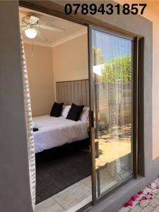 Ένα ή περισσότερα κρεβάτια σε δωμάτιο στο S Residence