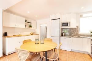 a kitchen with a table and chairs in a room at Casa Rosari I - Jardín & Parking Privado in Vilassar de Mar