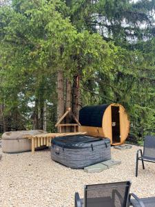 una zona de juegos con una carpa y un árbol en Green Hideaway SPA, en Žabljak