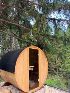 una casa hobbit de madera con techo negro en Green Hideaway SPA, en Žabljak