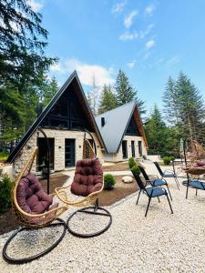 un grupo de sillas sentadas frente a una casa en Green Hideaway SPA, en Žabljak
