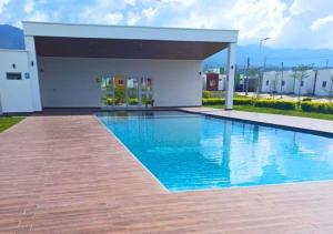 une piscine devant un bâtiment dans l'établissement Colibri de Montaña, à Ahuachapán