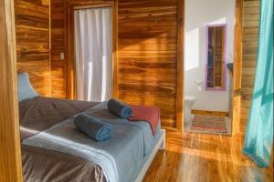 Postel nebo postele na pokoji v ubytování luxury wooden house mountain view + 8 fotografií