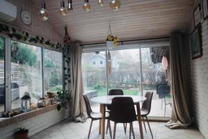 Posezení v ubytování Spacious Modern Villa, Near Nature in Stuvsta