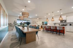 a kitchen and dining room with a table and chairs at New 10-bedroom Luxury Retreat, Private Pool and Spa, Near Disney and Orlando in Clermont