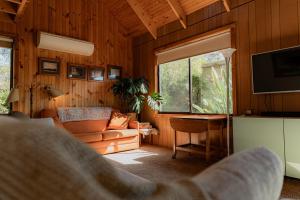 Телевизор и/или развлекательный центр в Geoff's - beach, bush and bliss