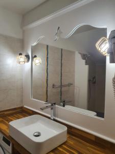 Studio Ti Gwama Village Vacances في ساينت آن: حمام مزود بحوض ومِرآة