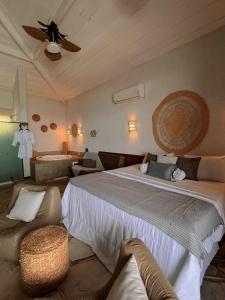 Postel nebo postele na pokoji v ubytování Pier Beach Club