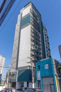a tall building with a sign on the side of it at Studio Metrô Tucuruvi in São Paulo