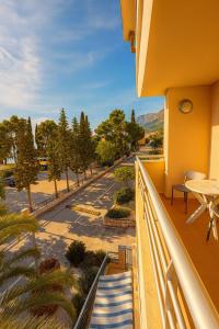 - Balcón con vistas a la calle en Hotel Neptun Gradac, en Gradac 6 fotos más