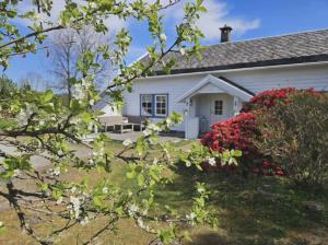 En have udenfor Hyggelig Gård Nær Bergen Med Spabad