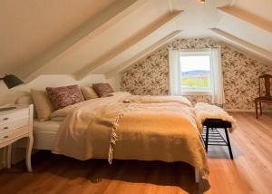 En eller flere senge i et værelse på Hyggelig Gård Nær Bergen Med Spabad