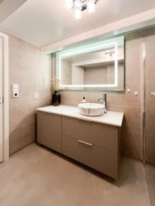 Et badeværelse på Hyggelig Gård Nær Bergen Med Spabad