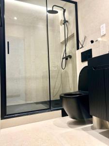 a bathroom with a shower and a black toilet at Appartement cosy proche de la Croisette et du Palais des Festivals in Cannes +6 photos