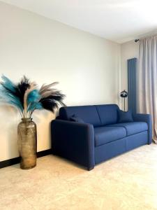 a blue couch in a living room with a plant at Appartement cosy proche de la Croisette et du Palais des Festivals in Cannes