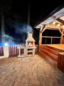 Un patio con una valla de madera y un comedero para pájaros. en Зелений ретрит, en Skole