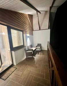 una sala de estar con un sofá y una mesa en Зелений ретрит, en Skole 27 fotos más