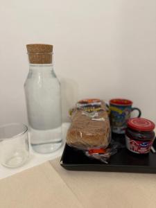 Una bandeja negra con una botella de leche y un vaso. en London White city Cozy House, en Londres 6 fotos más