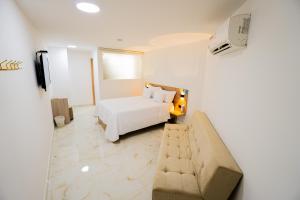 Ένα ή περισσότερα κρεβάτια σε δωμάτιο στο Hotel Aikos