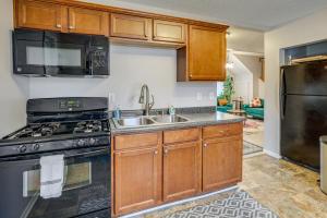 5 Mi to Dtwn St Paul Central Duplex Townhome في Falcon Heights: مطبخ مع موقد ومغسلة