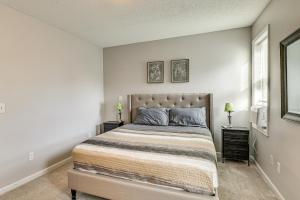 5 Mi to Dtwn St Paul Central Duplex Townhome في Falcon Heights: غرفة نوم بها سرير في غرفة بيضاء