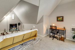 5 Mi to Dtwn St Paul Central Duplex Townhome في Falcon Heights: غرفة بسرير ومكتب وجهاز كمبيوتر