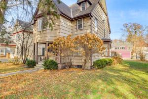 5 Mi to Dtwn St Paul Central Duplex Townhome في Falcon Heights: منزل به شجرة في الفناء الأمامي