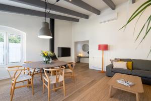 een woonkamer met een tafel, stoelen en een bank bij Apartamento Rosari II in Vilassar de Mar