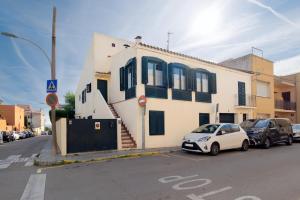 een witte auto geparkeerd voor een huis bij Apartamento Rosari II in Vilassar de Mar