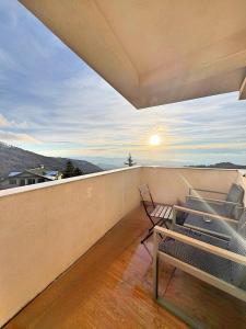 科帕奥尼克Hotel Mujen Lux Tutic - Free Spa & Wellness的山景阳台(带椅子) 更多42张照片