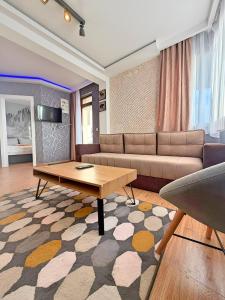 科帕奥尼克Hotel Mujen Lux Tutic - Free Spa & Wellness的客厅里有一张沙发和一张桌子。