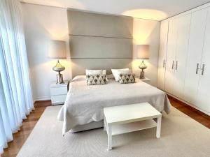 Ένα ή περισσότερα κρεβάτια σε δωμάτιο στο Cascais next to casino and to Tamariz beach